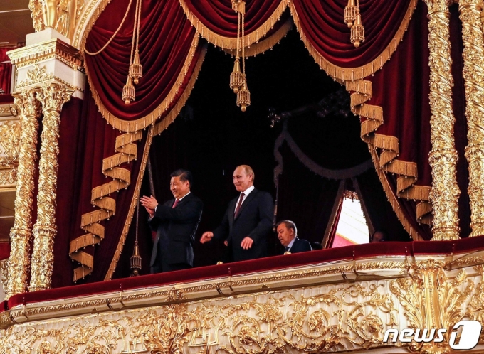 2019년 6월 15일 중-러 수교 70주년 맞이해 러시아 모스크바를 방문한 시진핑(왼쪽) 중국 국가주석이 블라디미르 푸틴(가운데) 러시아 대통령과 함께 볼쇼이 극장에서 열린 갈라 만찬 저녁행사에 참여하고 있다. 2019.6.5 ⓒ AFP=뉴스1 ⓒ News1 정윤미 기자