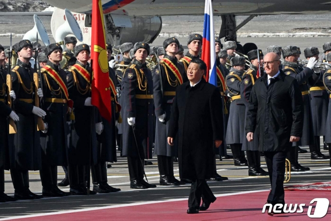 20일(현지시간) 오후 러시아 모스크바 브누코보 국제공항에 도착한 시진핑(오른쪽서 두번째) 중국 국가주석이 드미트리 체르니셴코(오른쪽) 러시아 부총리와 함께 의장대 환영을 받으며 레드카펫 위를 걸어가고 있다. 2023.3.20 ⓒ AFP=뉴스1 ⓒ News1 정윤미 기자