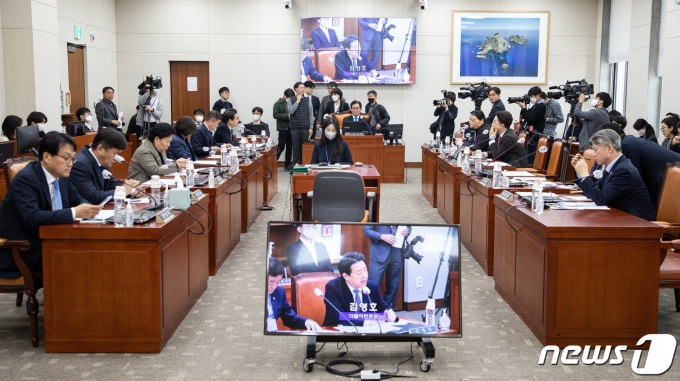 유기홍 국회 교육위원장이 20일 서울 여의도 국회에서 열린 제404회 국회(임시회) 교육위원회 제2차 전체회의를 주재하고 있다. 교육위원회는 이날 정순신 변호사 자녀 학교폭력 진상조사 및 학교폭력 대책 수립을 위한 청문회 실시계획서 채택의 건 등에 대해 논의한다. 2023.3.20/뉴스1 ⓒ News1 유승관 기자