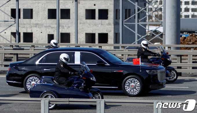20일(현지시간) 러시아 수도 모스크바에 도착한 시진핑 중국 국가주석과 중국 대표단이 오성홍기가 꽂혀 있는 검은색 차량을 타고 이동하고 있다. 2023.3.20 ⓒ 로이터=뉴스1 ⓒ News1 정윤미 기자