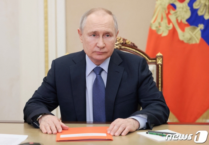블라디미르 푸틴 러시아 대통령이 17일 (현지시간) 모스크바에서 국가 안보 위원회 화상 회의를 주재하고 있다. ⓒ 로이터=뉴스1 ⓒ News1 우동명 기자