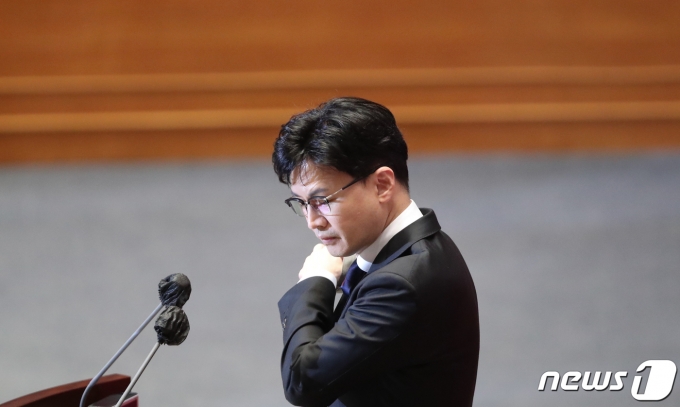 한동훈 법무부 장관이 2022년 12월 28일 서울 여의도 국회에서 열린 본회의에서 국회의원(노웅래) 체포동의안에 대한 이유 설명을 하기 위해 마스크를 벗고 있다. ⓒ News1 허경 기자
