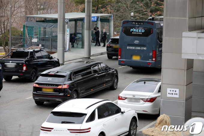 지난해 3월 경기 고양시 서울시립승화원이 차량들로 북적이고 있다.  2022.3.23/뉴스1 ⓒ News1 이승배 기자