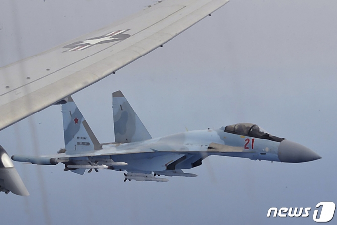 러시아 Su-35 전투기가 2020년 5월 26일(현지시간) 지중해 상공에서 미 6함대에 배속된 P-8A 포세이돈 초계기의 진로를 방해하고 있는 모습. ⓒ AFP=뉴스1 ⓒ News1 김지현 기자