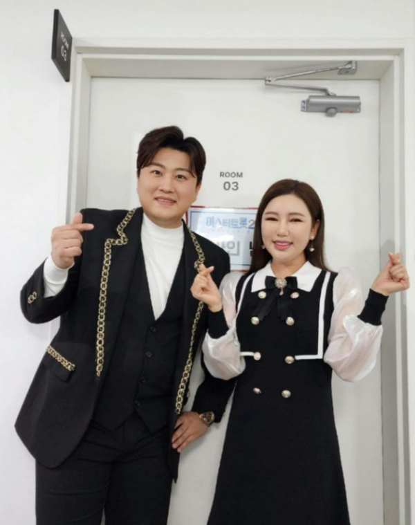 가수 김호중과 송가인이 결혼을 한다는 가짜뉴스가 확산됐다. 사진은 김호중(왼쪽)과 송가인. /사진=송가인 인스타그램