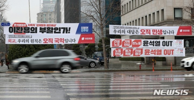 횡단보도에 게시된 정당 현수막. / 사진=뉴시스