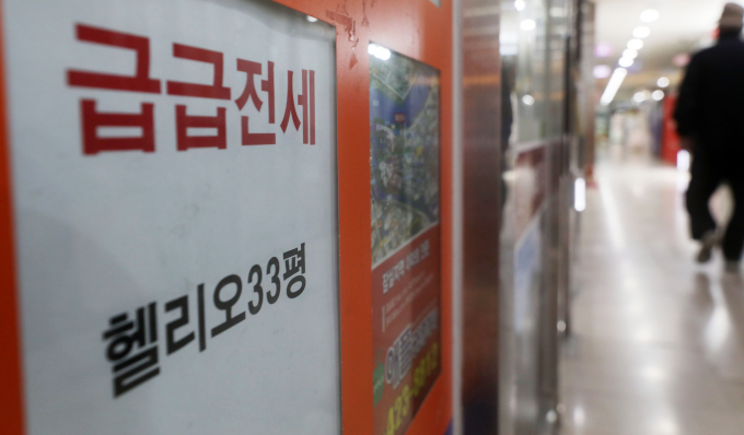 KB국민·신한·하나·우리 등 4대 시중은행의 전날 기준 전세대출 금리(6개월 변동)는 연 3.94~5.21%로 집계됐다. 지난 12일 오후 서울 시내 한 공인중개사 사무소에 전세 안내문이 붙어있다. /사진=뉴시스