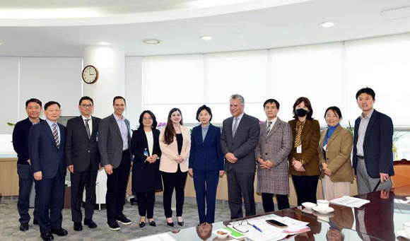 지영미 질병관리청장(왼쪽 일곱번째)이 모더나 경영진과 만나 새로운 감염병 대응과 연구개발 협력 확대 방안에 대해 논의했다. /사진=질병관리청