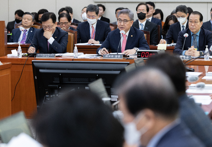 여야가 국회 외교통일위원회 전체회의에서 '굴종 외교' 논란에 대해 공방을 펼칠 것으로 보인다. 사진은 지난달 15일 서울 여의도 국회에서 열린 외교통일위원회 전체회의에서 의원 질의에 답변하는 박진 외교부 장관. /사진=뉴스1