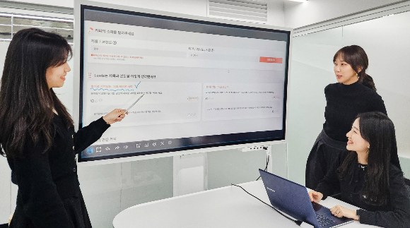 유통업계에 인공지능(AI) 기술 도입 확산이 빨라지고 있다. 현대백화점 직원들이 스마트TV를 활용해 AI 카피라이터 '루이스'를 시연하고 있다. /사진제공=현대백화점