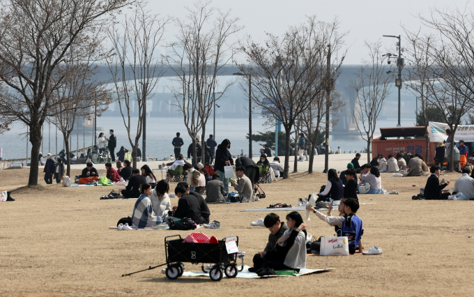 21일은 낮 기온이 최고 23도까지 올라가며 미세먼지가 '나쁨' 수준일 것으로 예보됐다. 사진은 지난 19일 서울 여의도 한강공원을 찾은 시민들이 나들이를 즐기는 모습. /사진=뉴스1