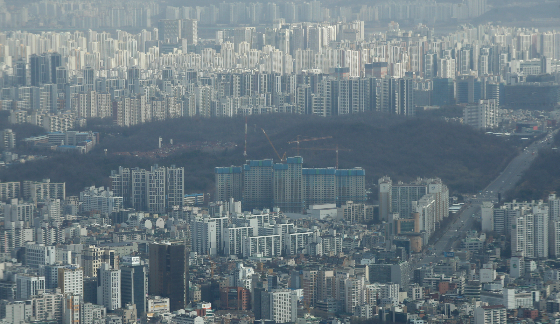 부동산 시장 침체기 장기화 우려로 인해 정부가 제시한 각종 경기 부양책에도 불구하고 지난달 아파트 입주율은 한 달 전인 1월에 비해 더 감소한 것으로 나타났다. 22일 주택산업연구원이 주택사업자를 대상으로 설문조사를 진행한 결과 2월 전국 입주율은 63.3%로, 1월 대비 3.3%포인트(p) 하락한 것으로 나타났다. 새 아파트 10채 중 3채 이상이 빈집으로 남은 상태다./사진=뉴시스