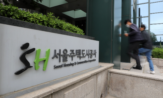  서울주택도시공사(SH공사)가 21일 기자설명회를 통해 지난해 11월 고덕강일지구에 이어 마곡지구 9단지 분양원가를 공개했다. SH공사는 앞으로 분양원가를 지속해서 공개하는 한편 원자잿값과 인건비 상승 등을 충분히 반영한 '서울형 건축비'를 도입해 공공주택의 품질을 높이는 백년주택을 만들겠다는 포부를 밝혔다./사진=뉴시스