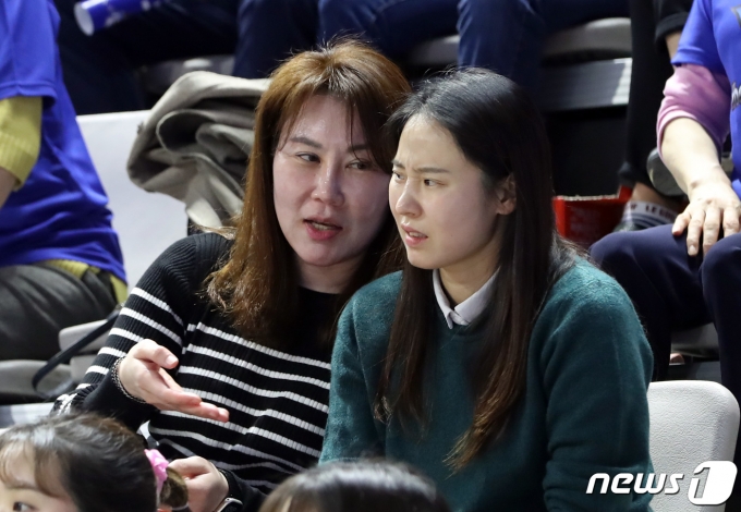 [사진] 여자농구 챔프전 관람하는 정선민 여자농구 대표팀 감독