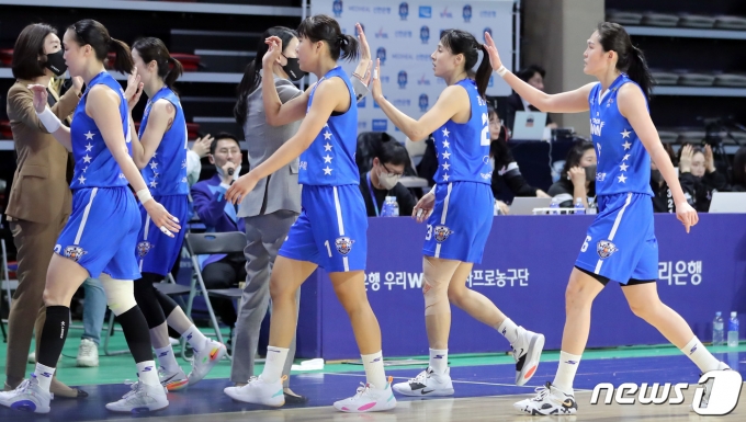 21일 충남 아산 이순신체육관에서 열린 여자농구 챔피언결정전 2차전 우리은행과 BNK의 경기에서 우리은행 선수들이 하이파이브를 하며 벤치로 들어가고 있다.2023.3.21/뉴스1 ⓒ News1 김기남 기자