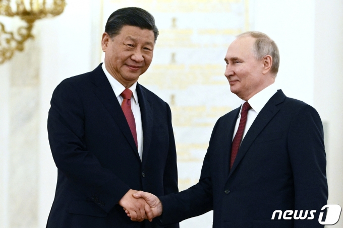 시진핑(왼쪽) 중국 국가주석과 블라디미르 푸틴 러시아 대통령이 21일(현지시간) 러시아 수도 모스크바 크렘린궁에서 확대 정상회담 시작에 앞서 환영행사에서 악수를 하고 있다. 2023.3.21 ⓒ 로이터=뉴스1 ⓒ News1 정윤미 기자