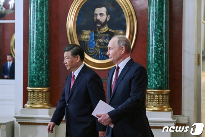 시진핑(왼쪽) 중국 국가주석과 블라디미르 푸틴 러시아 대통령이 21일(현지시간) 러시아 모스크바 크렘린궁에서 열린 정상회담을 마치고 회담장을 걸어 나오고 있다. 2023.3.21 ⓒ 로이터=뉴스1 ⓒ News1 정윤미 기자