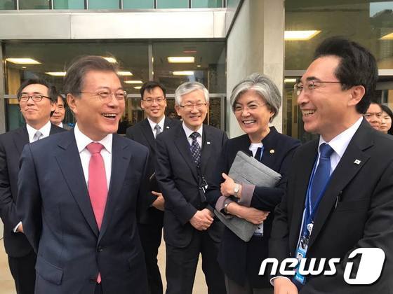 2017년 9월 19일 문재인 대통령이 18일 (현지시간) 미국 뉴욕 유엔에서 안토니오 구테헤스 유엔 사무총장과 면담 후 강경화 외교부 장관과 박수현 대변인(오른쪽) 등과 대화를 나누며 웃고 있다.  (청와대 페이스북 갈무리) ⓒ News1