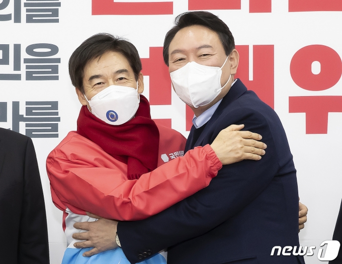 2021년 12월 7일 윤석열 대통령(당시 국민의힘 대선 후보)이 국회에서 국민의힘에 입당한 이용호 무소속 의원과 입당식을 마친 뒤 포옹하고 있다. ⓒ News1 이동해 기자