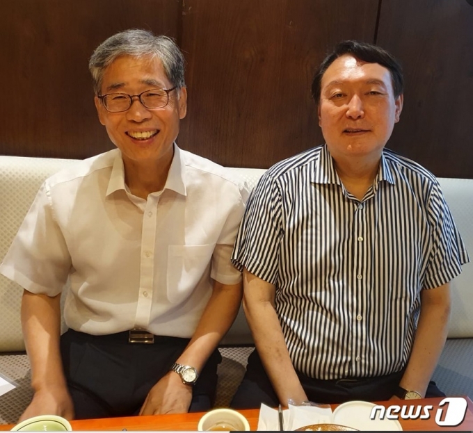 2021년 7월  이런 저런 이야기를 듣기 위해 신평 변호사와 만난 윤석열 대통령 (당시 전 검찰총장). (SNS 갈무리) ⓒ 뉴스1