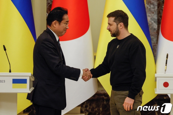 21일(현지시간) 우크라이나 수도 키이우를 방문한 기시다 후미오(왼쪽) 일본 총리가 볼로디미르 젤렌스키 우크라이나 대통령과 만나 악수를 하고 있다. 2023.3.21 ⓒ 로이터=뉴스1 ⓒ News1 정윤미 기자