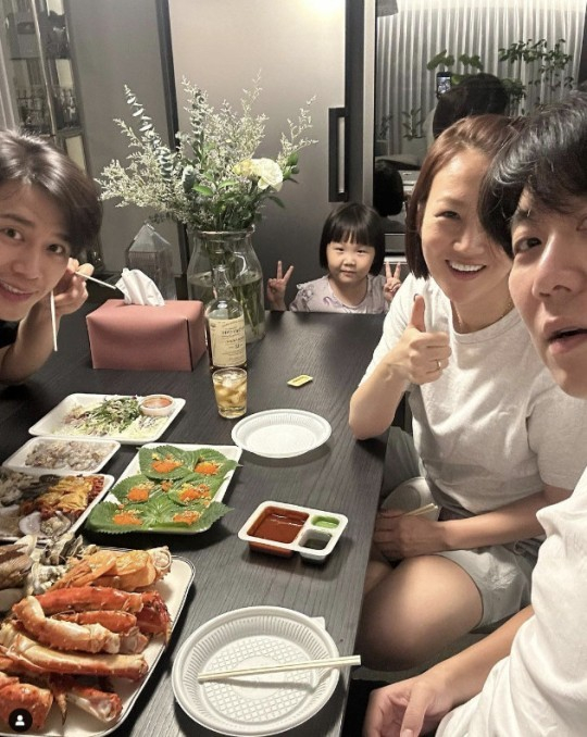 방송인 도경완이 아내이자 가수 장윤정과 때 아닌 불륜 및 이혼설 가짜 뉴스에 곤혼을 치른 가운데 꿀 떨어지는 근황으로 쿨한 대처를 했다. /사진=도경완 인스타그램