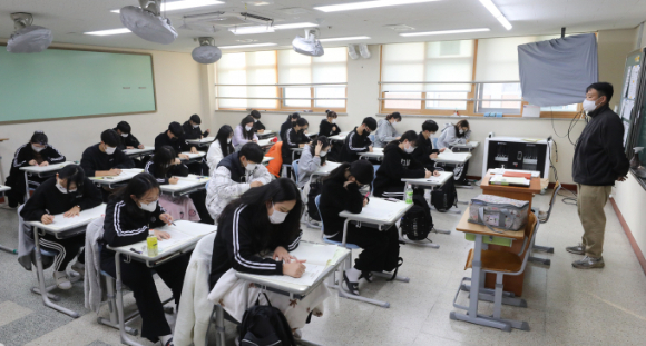 2023학년도 고등학교 전 학년 첫 전국연합학력평가가 오는 23일 전국에서 동시에 실시된다. 사진은 경기 화성시 동탄고등학교에서 2학년 학생들이 답안지를 작성하고 있는 모습. /사진=뉴스1