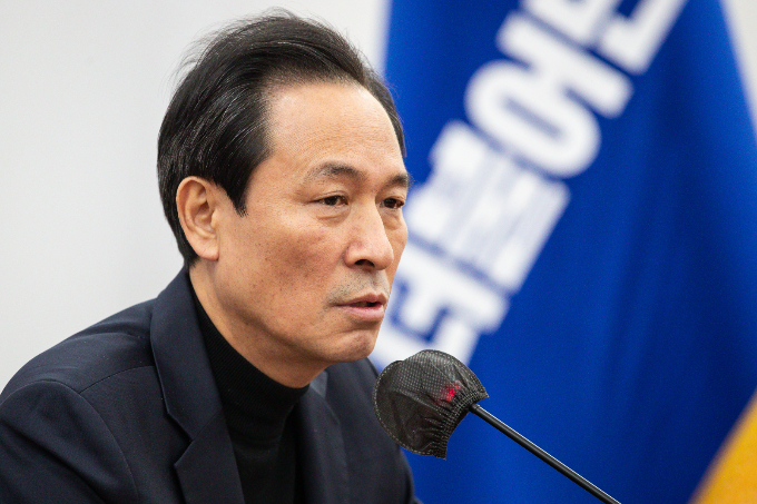 우상호 더불어민주당 의원이 "이재명 당 대표의 사법리스크가 정치탄압이란 당내 공감대가 있는 만큼 이 대표는 당직을 유지하게 될 것"이라고 밝혔다. 사진은 지난해 12월18일 서울 여의도 국회에서 기자회견을 진행하는 우 의원. /사진=뉴스1