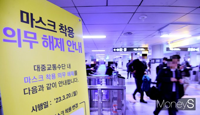 신종 코로나바이러스 감염증(코로나19) 신규 확진자가 22일 0시 기준 1만3081명 발생했으며 일일 사망자는 9명, 위중증은 131명으로 집계됐다. 사진은 지난 20일 서울 중구 시청역. /사진=장동규 기자