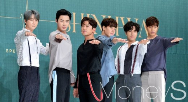 그룹 신화는 오는 24일 데뷔 25주년을 맞았지만 연이은 논란에 팬들은 울상지었다. 사진은 지난 2018년 8월28일 데뷔 20주년 기념 스페셜 앨범 'HEART' 발매 기념 기자간담회를 진행하는 신화. /사진=임한별 기자