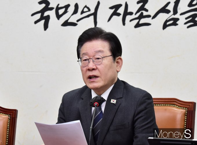 검찰이 이재명 더불어민주당 대표를 대장동·위례신도시 특혜 의혹과 성남FC 후원금 혐의로 재판에 넘겼다. 사진은 지난 17일 서울 여의도 국회에서 열린 민주당 최고위원회의에 참석한 이 대표가 발언하는 모습. /사진=임한별 기자
