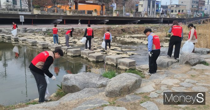 롯데백화점 광주점은 22일 세계 물의 날을 맞아 광주천변 일대에서 환경정화 활동을 진행했다/사진=롯데백화점 홍보 3팀 제공.