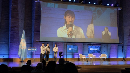 광주 민주·인권 국제교류단 학생들이 지난 21일 유네스코 파리 본부에서 열린 ‘유네스코 글로벌 마스터 클래스’ 에서 차별을 반대하는 연설을 하고 있다./사진=광주시교육청