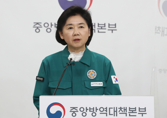 신종 코로나바이러스 감염증(코로나19) 백신 접종 방침이 연 1회 접종으로 전환될 것으로 보인다. 방역당국은 오는 10~11월 전 국민을 대상으로 코로나19 백신 접종을 추진할 계획이다. 지영미 질병관리청장이 22일코로나19 중앙재난안전대책본부 정례브리핑을 하고 있다. /사진=뉴스1