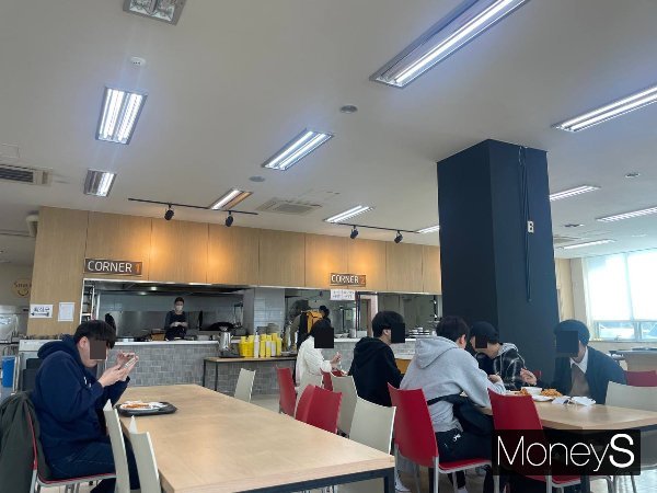 고물가에 학식 가격 마저 크게 오르자 학생들의 부담이 더욱 커졌다. 사진은 지난 22일 서울 마포구에 위치한 서강대학교 학생식당에서 점심을 먹는 학생들의 모습. /사진=염윤경 기자