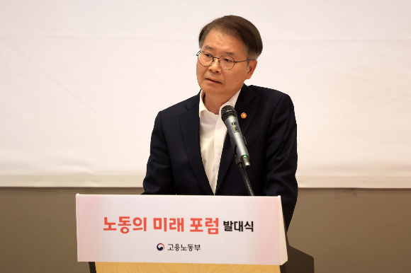 이정식 고용노동부 장관은 '장시간 노동' 논란에 휩싸인 근로시간 제도 개편 방안과 관련해 "현장의 우려를 불식시킬 보완방안을 강구하겠다"고 밝혔다. 사진은 이정식 고용노동부 장관이 서울 성동구 KT&G 상상플래닛에서 열린 노동의 미래 포럼 발대식에서 인사말을 하고 있는 모습. /사진=뉴시스