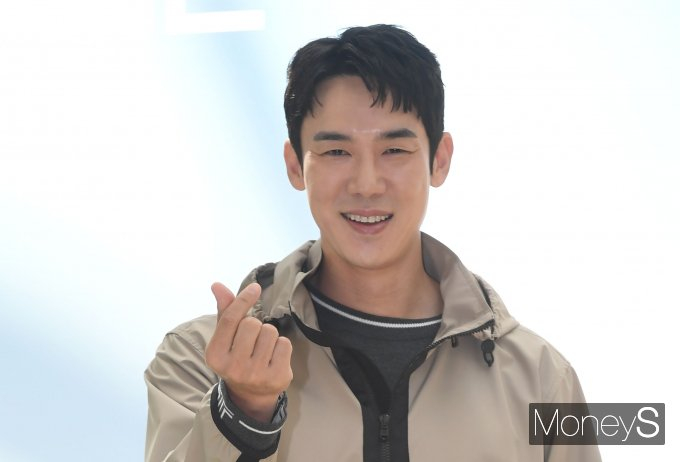 배우 유연석이 경비원을 무시했다는 의혹에 강경 대응을 시사했다. 사진은 지난해 9월 서울 영등포구 여의도 더 현대 서울에서 열린 '럭셔리 골프웨어 브랜드 랑방 블랑' 론칭 기념 팝업스토어 포토콜 행사에 참석한 배우 유연석. /사진=장동규 기자 