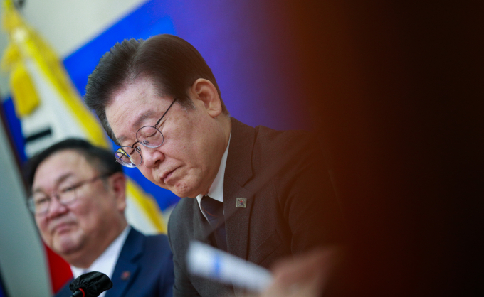 검찰이 이재명 더불어민주당 대표를 불구속 기소하자 여야가 극명하게 엇갈린 입장을 보였다. 사진은 22일 서울 여의도 국회에서 열린 민생경제위기대책위원회 민생 4대 폭탄 대응단 출범 회의에 참석해 의원들의 발언을 듣는 이 대표. /사진=뉴스1