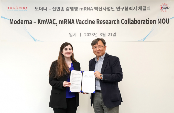 모더나가 신변종 감염병 mRNA 백신 사업단(KmVAC)과 백신 연구개발·상호 협력을 위한 업무협약을 체결했다. 지난 21일 열린 업무 협약식에서 알파 가라이 모더나 최고상업책임자(왼쪽)와 홍기종 KmVAC 단장이 기념 촬영하고 있다. /사진=모더나코리아