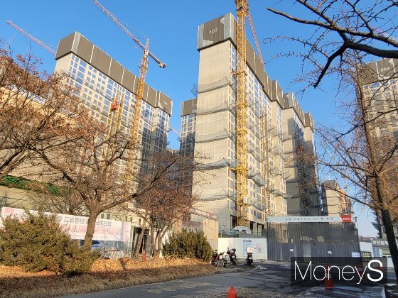 서울 강동구 올림픽파크 포레온이 초소형 평형까지 계약을 성공하면서 무순위 청약 완판에 성공했다. /사진=신유진 기자