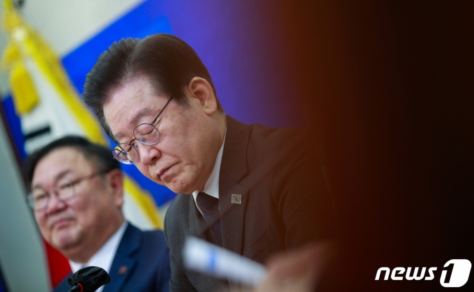이재명 더불어민주당 대표가 22일 서울 여의도 국회에서 열린 민생경제위기대책위원회 민생 4대 폭탄 대응단 출범 회의에 참석해 의원들의 발언을 듣고 있다. 2023.3.22/뉴스1 ⓒ News1 안은나 기자