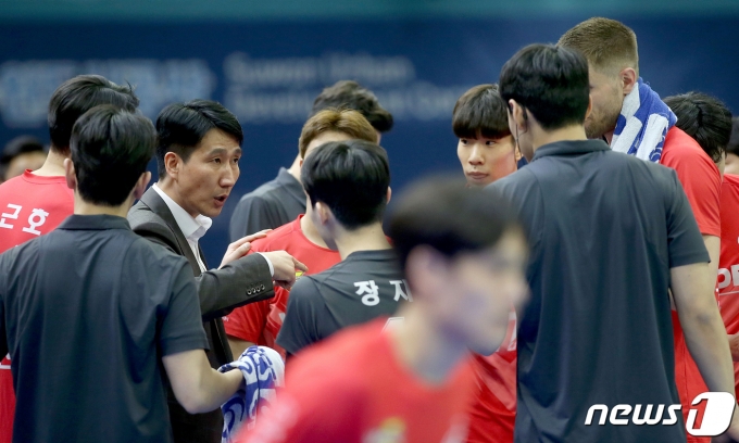 1일 수원 실내체육관에서 열린 프로배구 도드림 22-23 V리그 한국전력과 대한항공과의 경기에서 한국전력 권영민 감독이 작전을 지시하고 있다. (한국전력 배구단 제공) 20232.3.1/뉴스1
