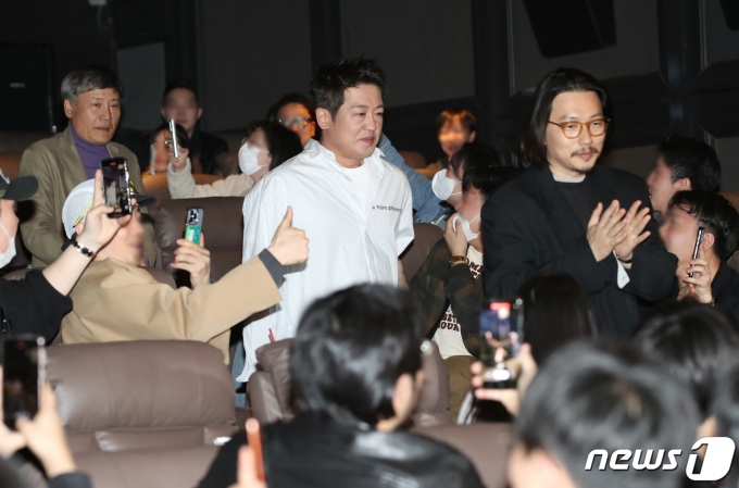 [사진] '카지노' 허성태, 팬들에게 인기 만점