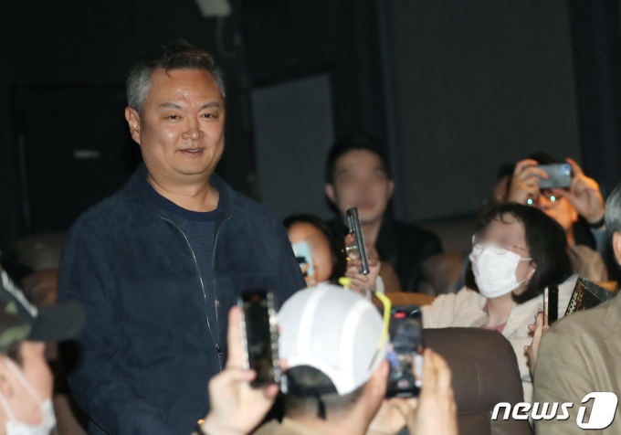 [사진] '카지노' 강윤성 감독, 영화관에서 인기 폭발