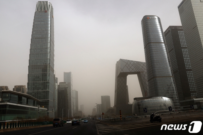 22일 중국 베이징 도시 전역이 황사와 미세먼지로 뒤옆였다. 중국을 휩쓴 황사는 23일 우리나라에 도달할 전망이다. ⓒ로이터=뉴스1 ⓒNews1 정윤영 기자