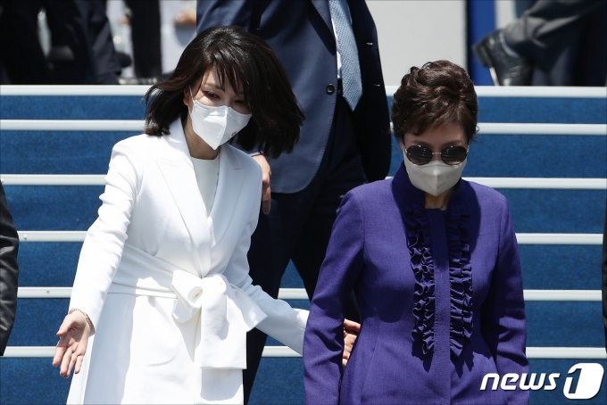 윤석열 대통령의 부인 김건희 여사가 10일 오전 서울 여의도 국회에서 열린 제20대 대통령 취임식을 마친 후 박근혜 전 대통령을 환송하고 있다. 2022.5.10/뉴스1 ⓒ News1 국회사진취재단