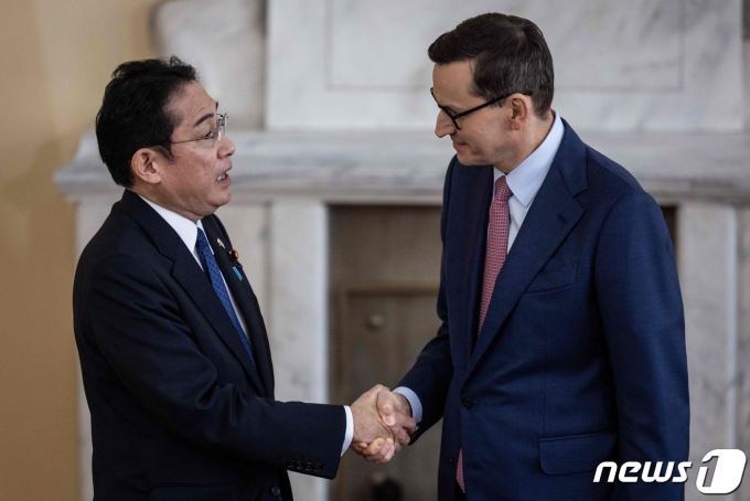 기시다 후미오 일본 총리가 22일(현지시간) 폴란드를 방문해 마테우슈 모라비에츠키 폴란드 총리를 만났다. ⓒ AFP=뉴스1 ⓒ News1 김예슬 기자