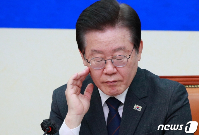 이재명 더불어민주당 대표가 22일 서울 여의도 국회에서 열린 민생경제위기대책위원회 민생 4대 폭탄 대응단 출범 회의에 참석해 의원들의 발언을 듣고 있다. ⓒ News1 안은나 기자