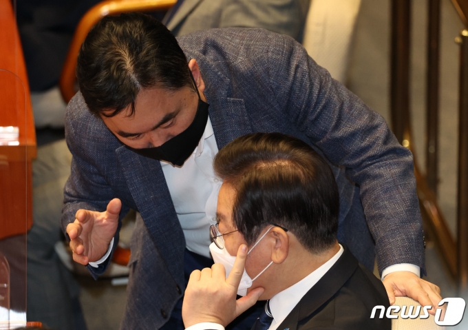이재명 더불어민주당 대표와 김종민 의원이 지난해 9월 22일 서울 여의도 국회에서 열린 본회의 교육·사회·문화 분야 대정부질문에서 대화하고 있는 모습. (공동취재) ⓒ News1 허경 기자