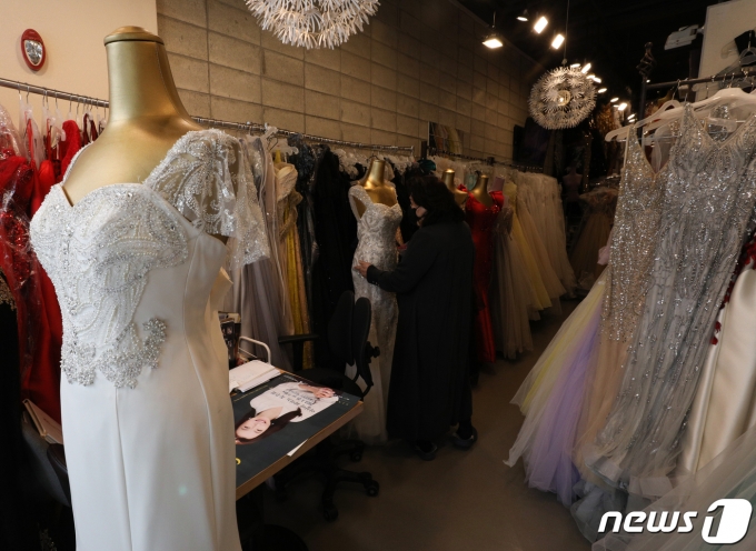 16일 서울 서대문구 아현동웨딩타운에 위치한 웨딩드레스 전문점. 2023.3.16/뉴스1 ⓒ News1 신웅수 기자